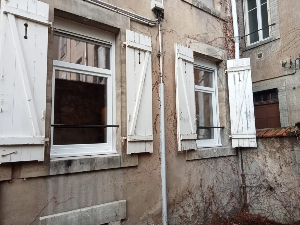Fenêtres PVC, aluminium ou bois Vosges : guide complet rénovation