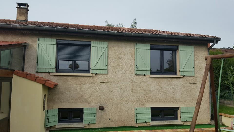 Maison équipée de fenêtres performantes, volets roulants et porte isolante pour améliorer l’isolation thermique avant l’été sans rénovation lourde.