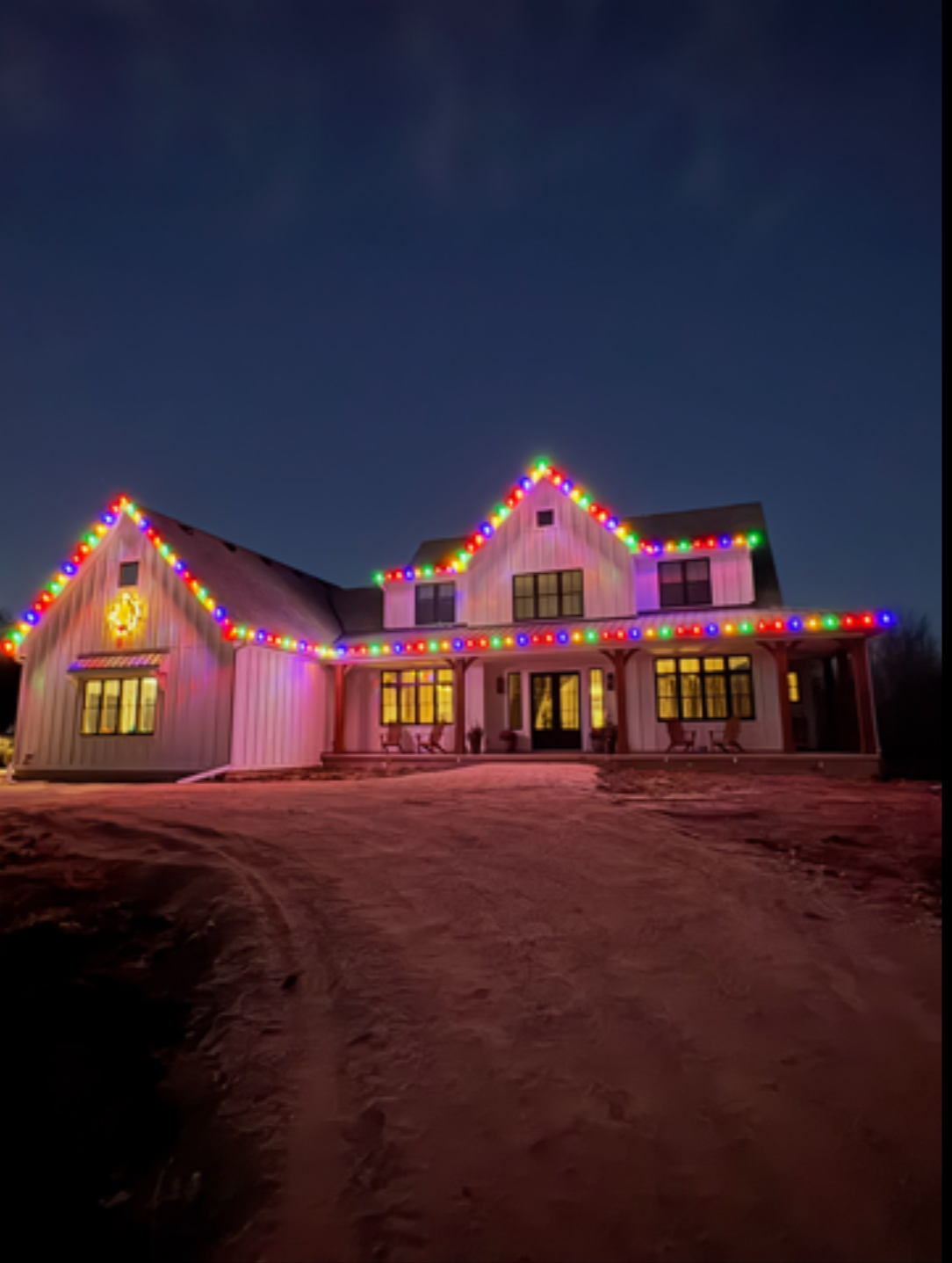Holiday lighting on a commercial building
