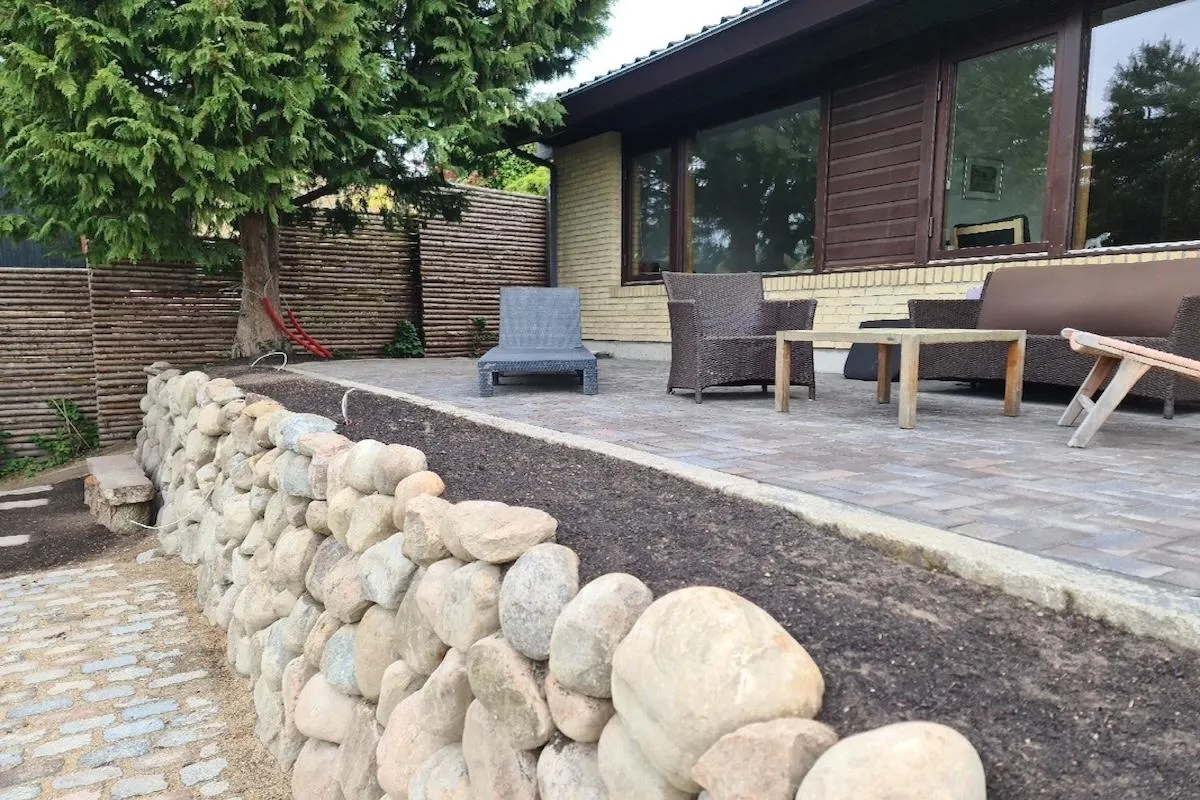 Stenbelægning og ral ved indkørsel i privat bolig
