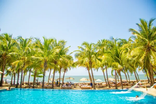 Pasadía en Tierra Bomba cerca de Cartagena en Atolón Beach Club con piscina, playa y palmeras.
