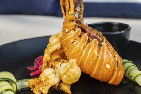 Gastronomía caribeña en Cartagena frente al mar en Atolón Beach Club, Tierra Bomba.