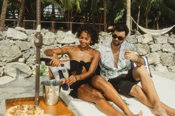 Plan romántico en Cartagena en Atolón Beach Club con piscina, playa y almuerzo frente al mar.
