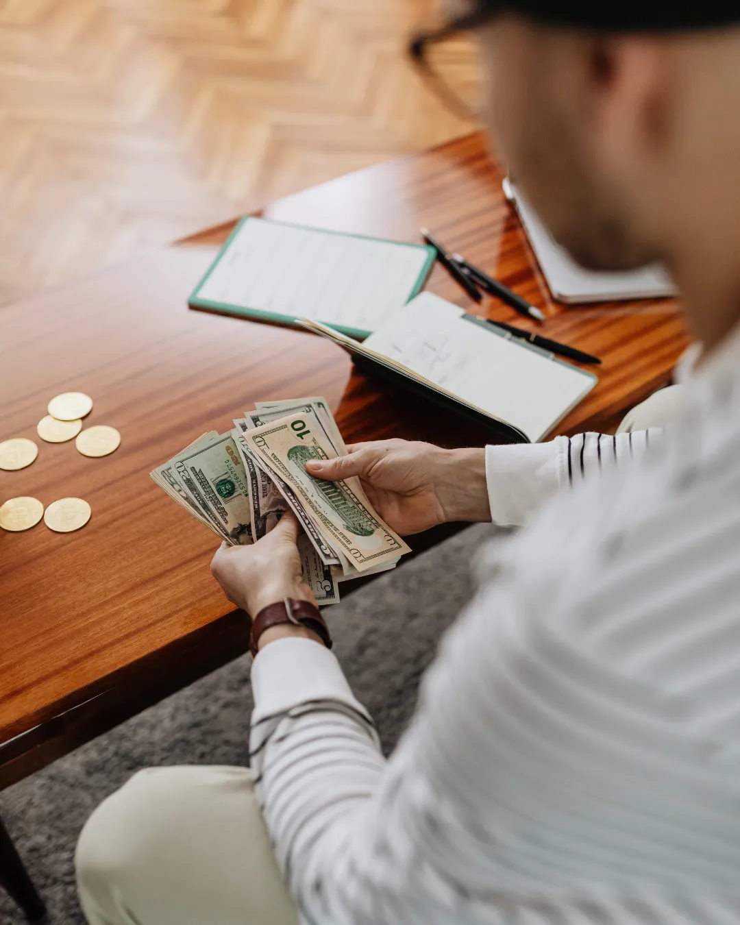 man in black shirt using computer