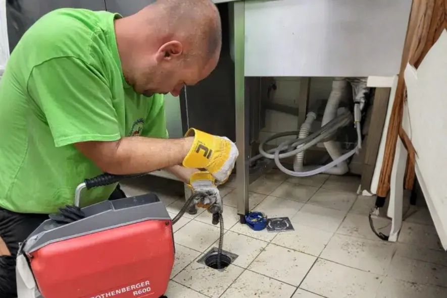 A kamera élőben közvetíti a cső belsejének képét, segít megállapítani a dugulás okát, töréseket és egyéb szerkezeti hibákat.