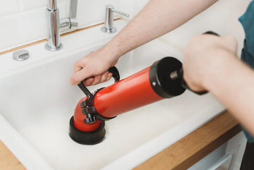 Hajszálak és samponmaradékok okozta dugulások gyors és tiszta eltávolítása a szifonból és a csövekből.