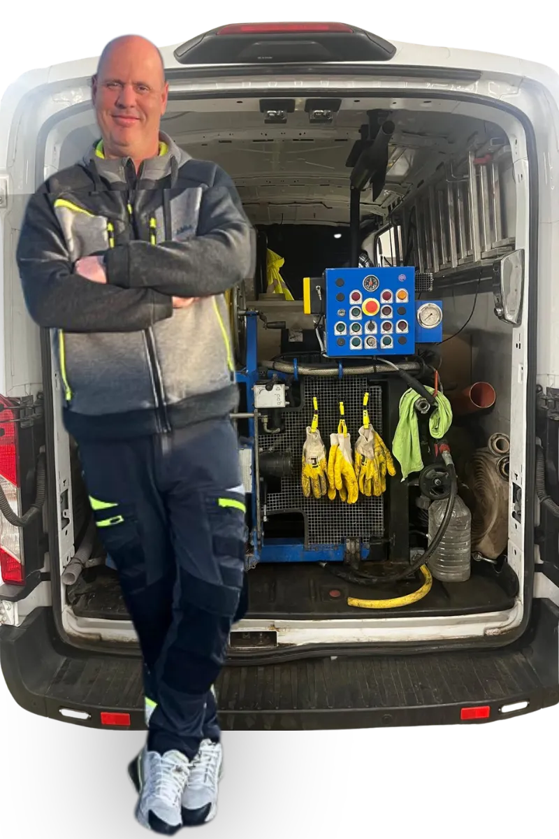 Világi Tamás Megbízható duguláselhárító szakember Budapesten, teljesen felszerelt szervizautóval.