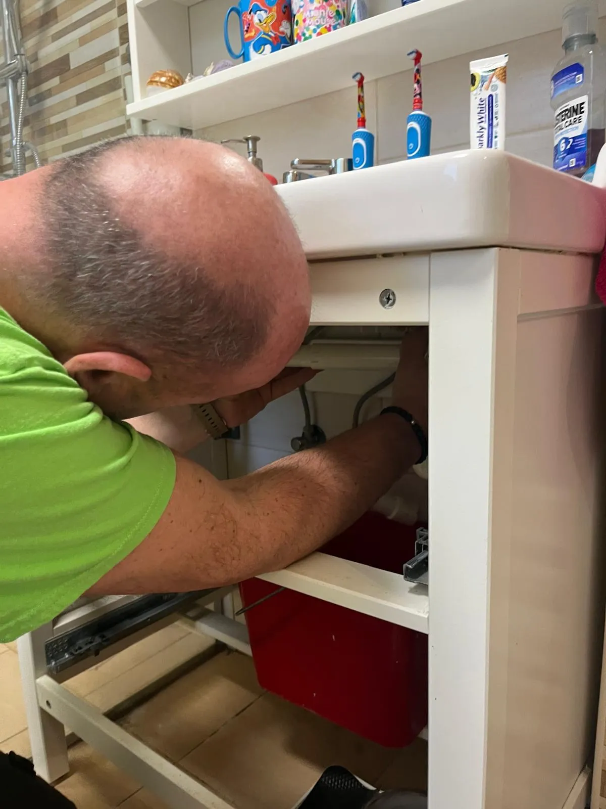 Hajszálak és samponmaradékok okozta dugulások gyors és tiszta eltávolítása a szifonból és a csövekből.