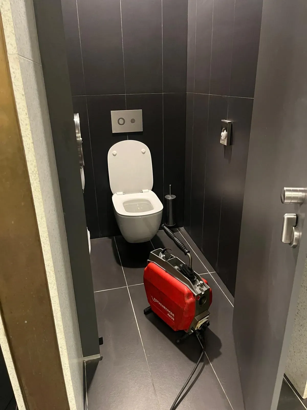 Gyors WC duguláselhárítás tiszta munkavégzéssel