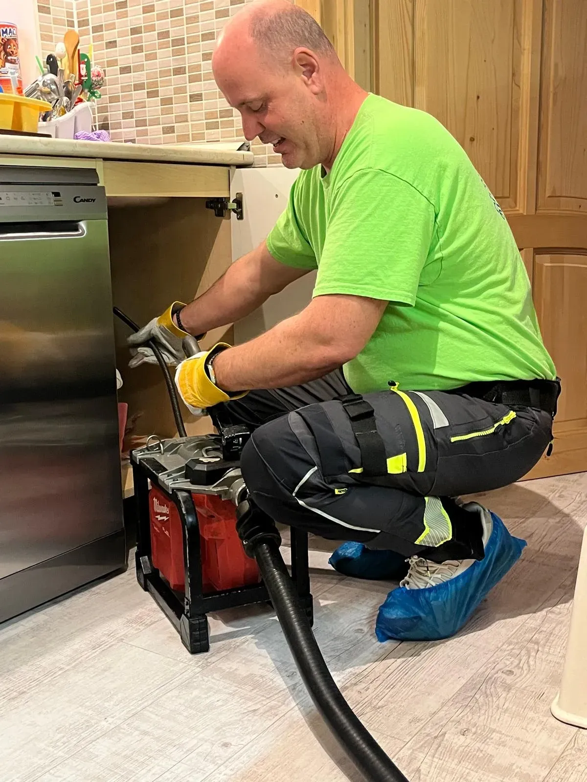 Akusztikus csőtörés bemérés Aquaphon műszerrel, szivárgás lokalizálása csatlakozási pontnál.