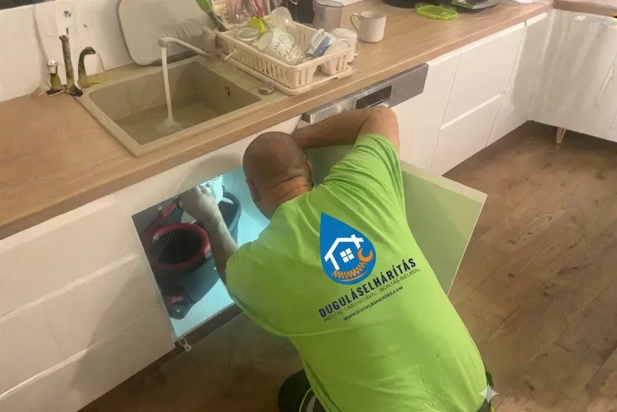 Világi Tamás aktív tűzoltó és duguláselhárító szakember munka közben.