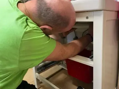 Akusztikus csőtörés bemérés Aquaphon műszerrel, szivárgás lokalizálása csatlakozási pontnál.