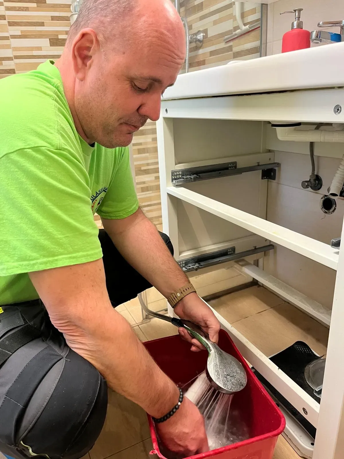 Világi Tamás aktív tűzoltó és duguláselhárító szakember munka közben.