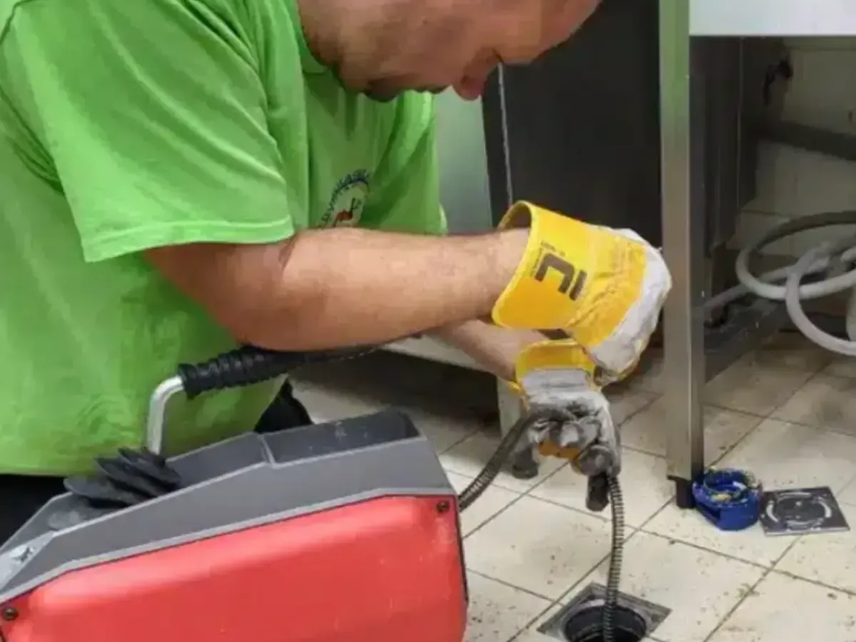 Akusztikus csőtörés bemérés Aquaphon műszerrel, szivárgás lokalizálása csatlakozási pontnál.