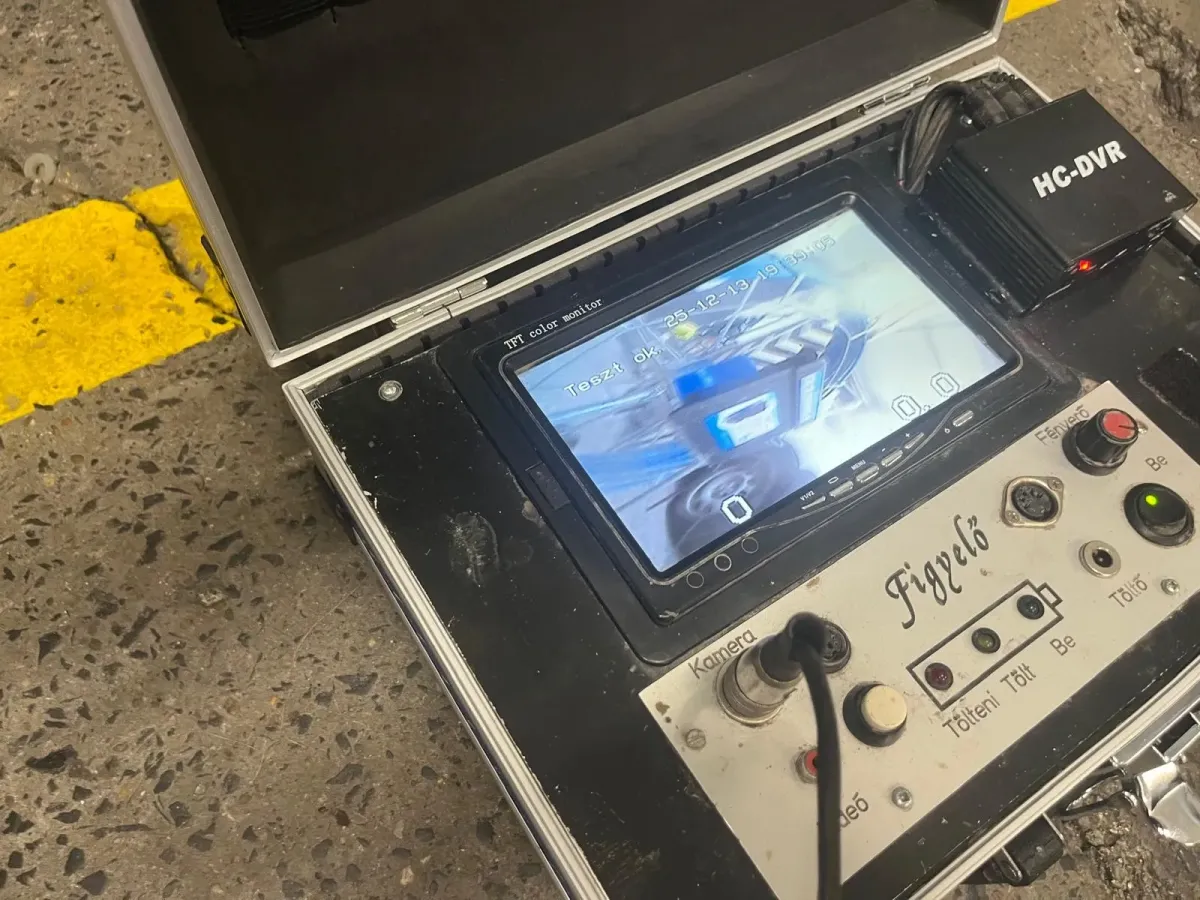 Akusztikus csőtörés bemérés Aquaphon műszerrel, szivárgás lokalizálása csatlakozási pontnál.