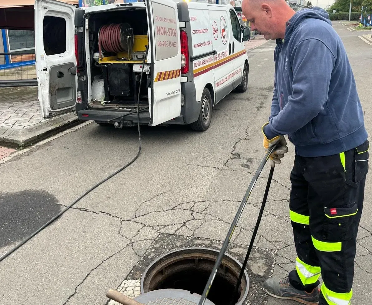 Makacs lerakódás eltávolítása csatornából nagynyomású tisztítással kép: