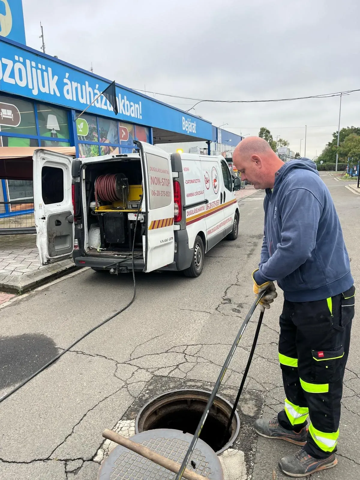 Makacs lerakódás eltávolítása csatornából nagynyomású tisztítással kép: