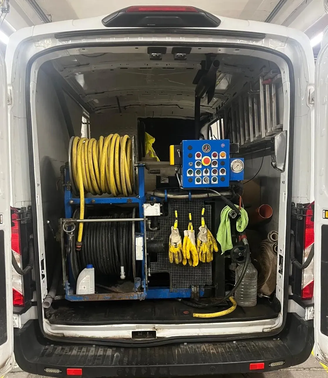 Nagynyomású csatornatisztító eszköz és tömlő használat közben