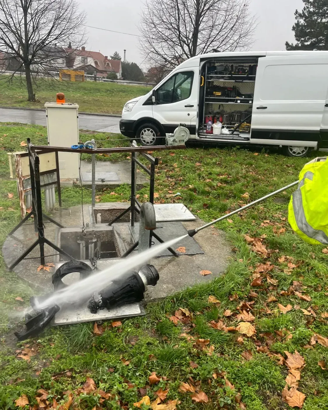 Kerti csatorna tisztítása helyszíni munkavégzés közben