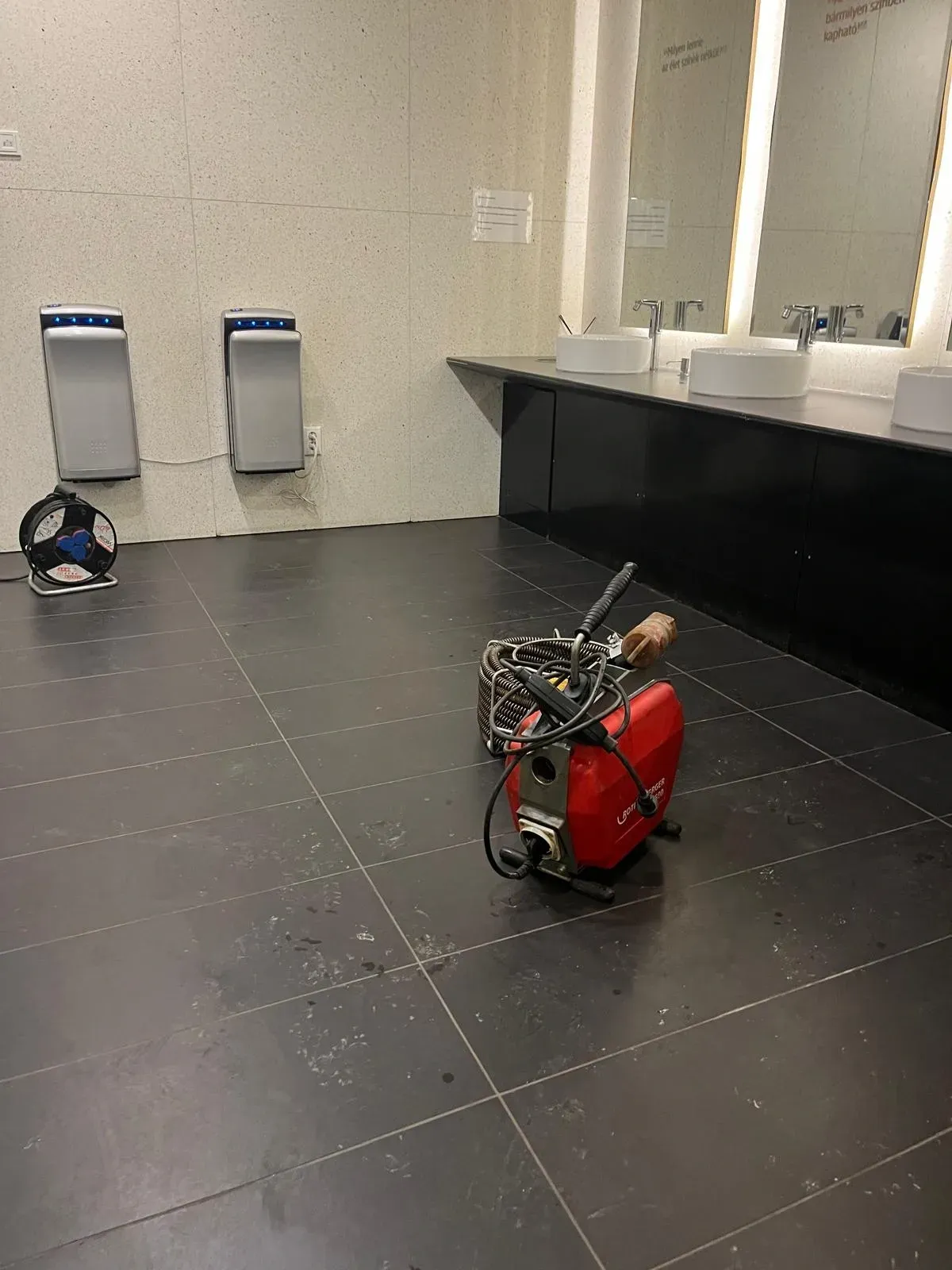 Megbízható duguláselhárítás üzemeltetőknek és cégeknek