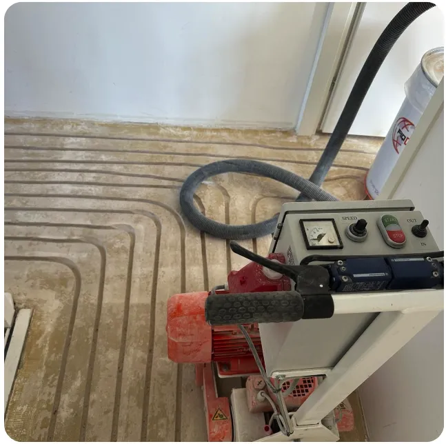 Professionele freesmachine in gebruik voor aanleg vloerverwarming bij renovatie