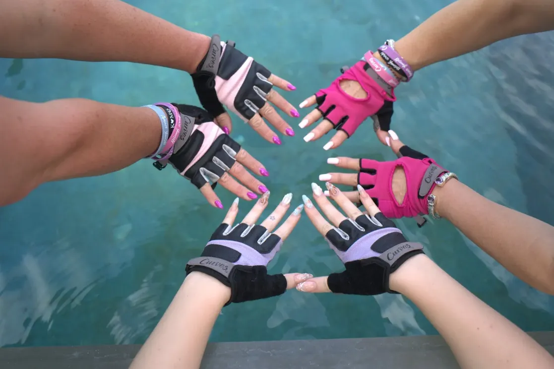 Curves gloves over pool in a circle
