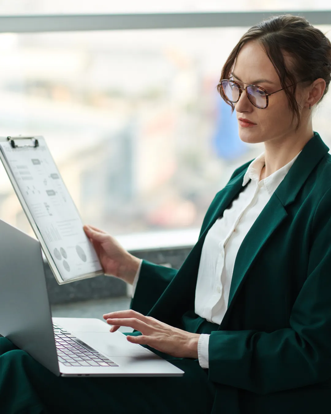 Professional woman analyzing team data on a laptop, representing The People Ops Playbook™ — Kristen Arnold’s self-paced guide for hiring, clarity, and team ownership.