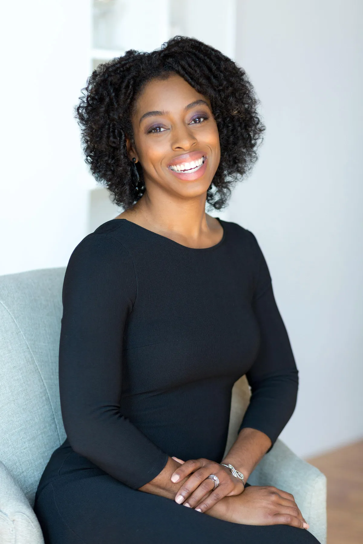 https://deegilmore.com/images/dee-gilmore-headshot.jpg Dee Gilmore, Beauty and Wellness Guide, speaker headshot in warm neutral light.