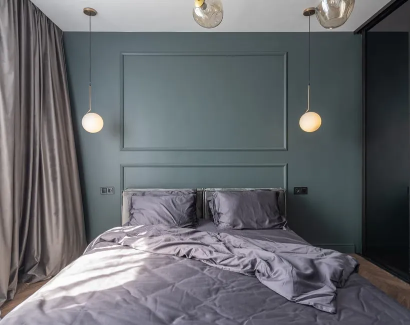 Queen-size mattress in a comfortable bedroom