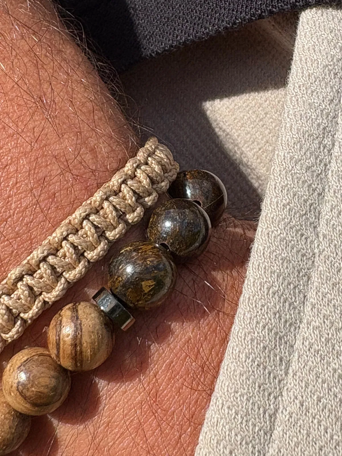 Que signifie un bracelet brun?