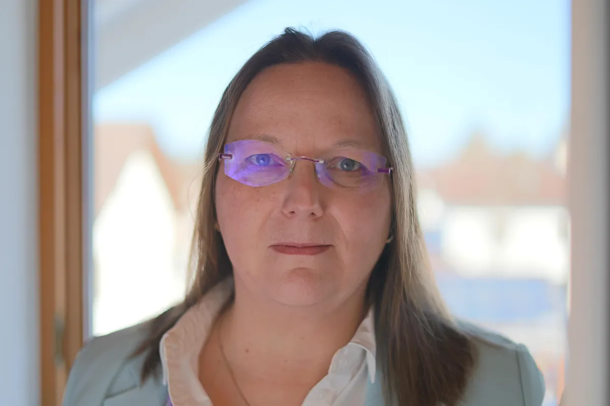 Foto der Unternehmerin vor Iffeldorf mit Tiefenunschäfe