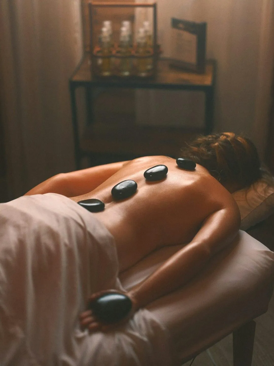 masaje con piedras calientes