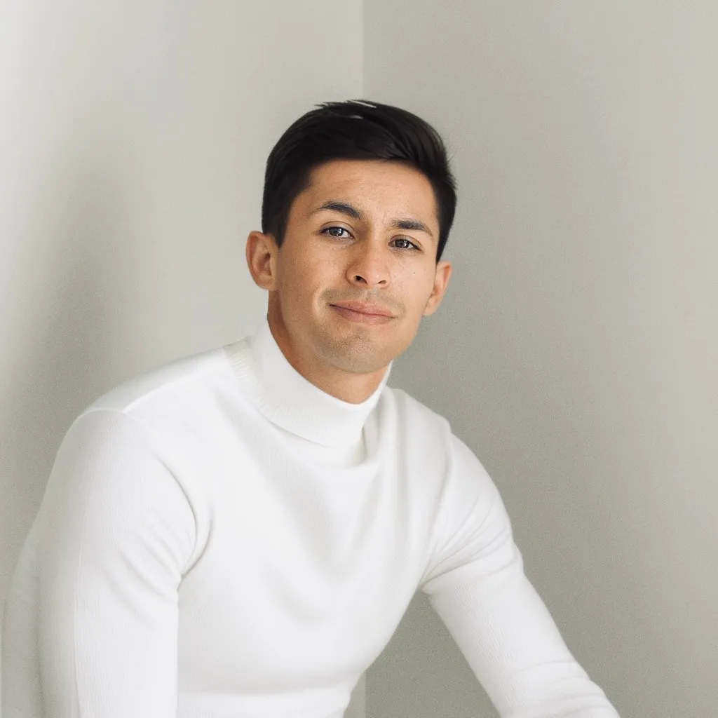 Ángel Espinoza - Partner de crecimiento y estratega digital para clínicas y prácticas médicas