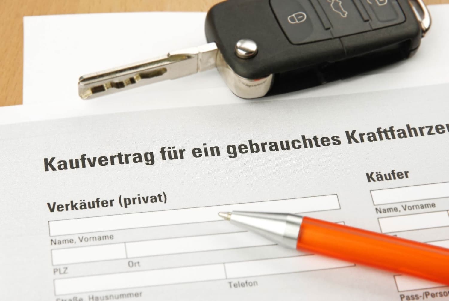 Kaufvertrag für ein gebrauchtes Fahrzeug mit Autoschlüssel – rechtssicherer Fahrzeugverkauf und Beratung durch Kfz-Gutachter in Mönchengladbach, Neuss, Viersen, Kaarst, Krefeld, Jülich, Erkelenz, Grevenbroich, Hückelhoven