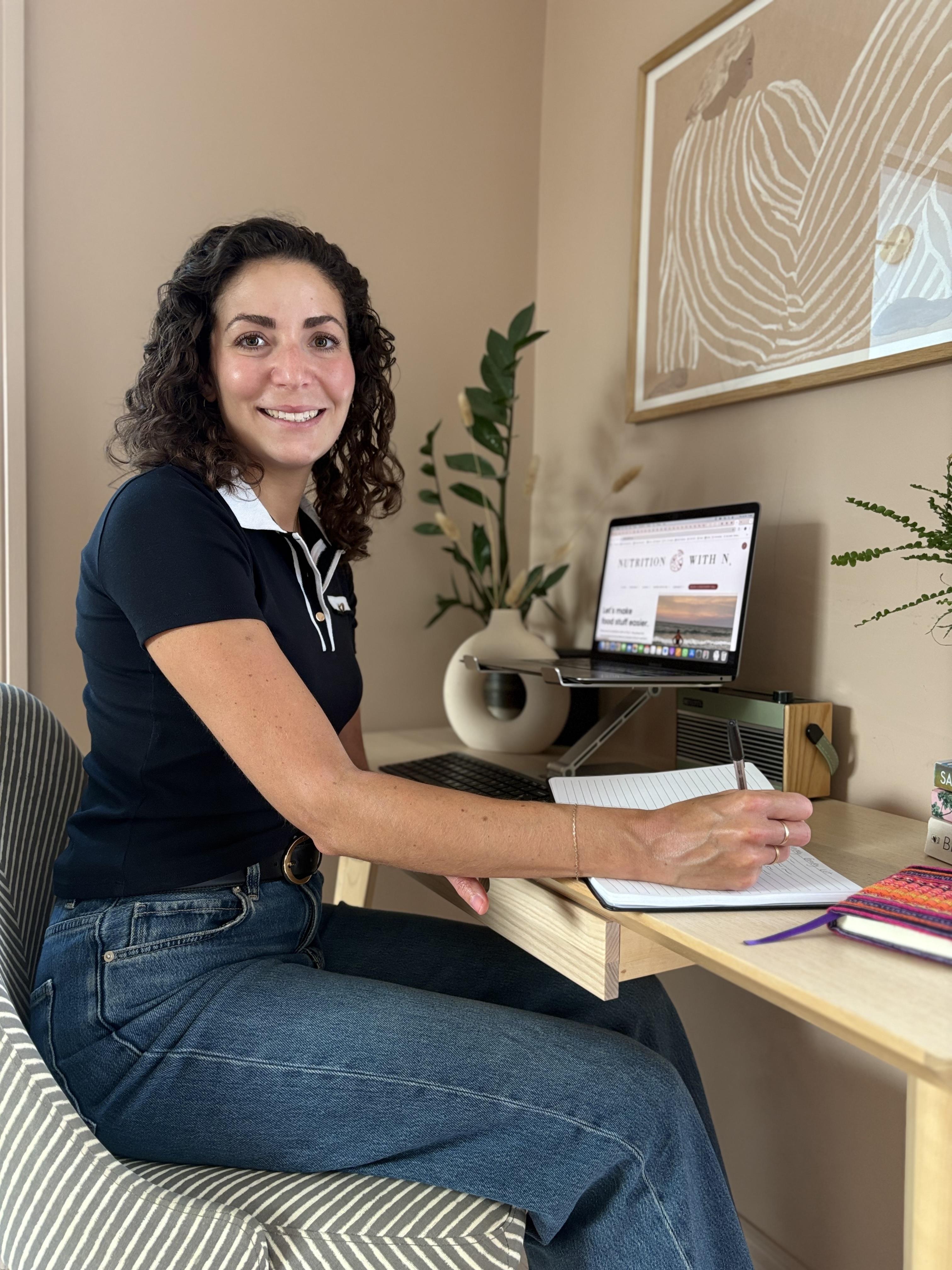 Nikki Fata, virtual nutritionist creating personalized report for clients wanting to eat healthier and optimize their nutrition