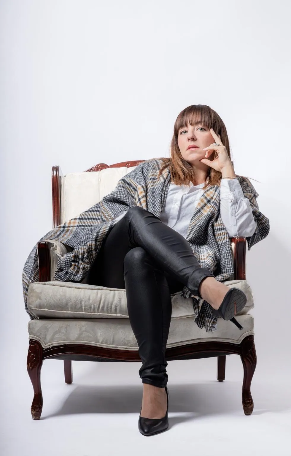 Émilie Caron-Désilets assise dans un fauteuil, portrait éditorial