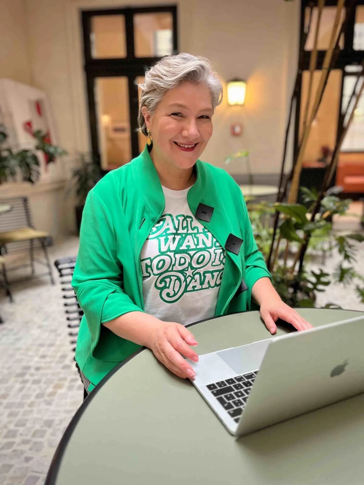 Sabine Gössinger am Laptop