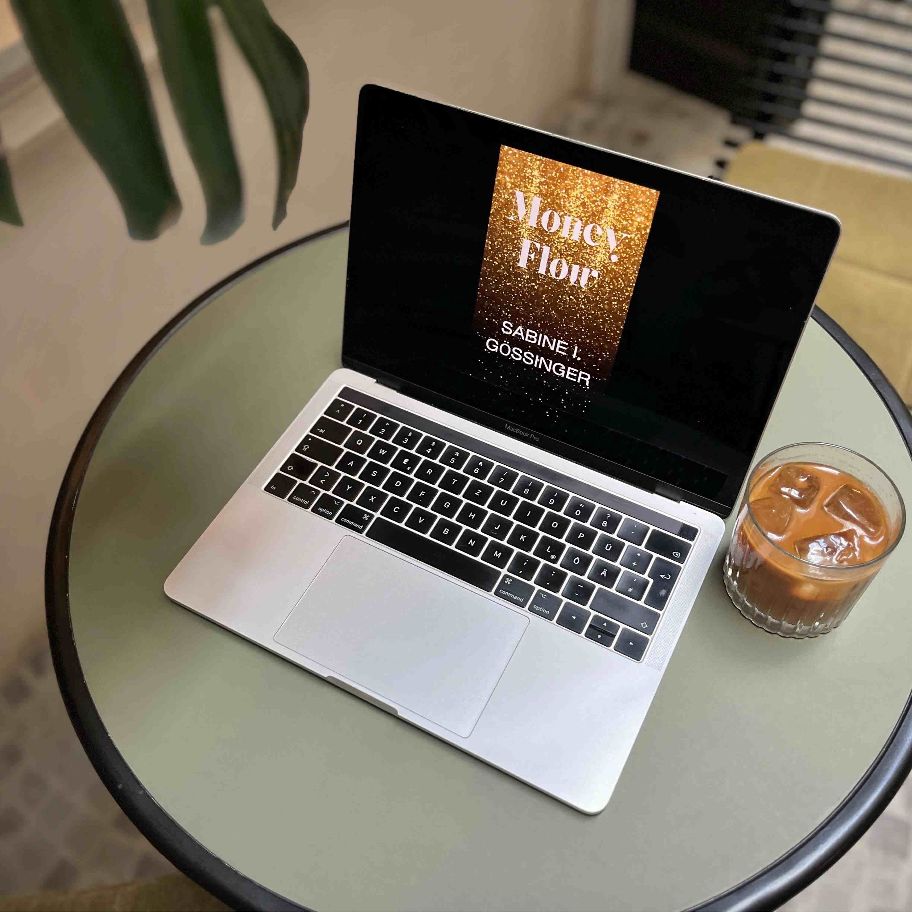 Laptop auf dem Tisch mit der Seite von Sabine Gössinger geöffnet