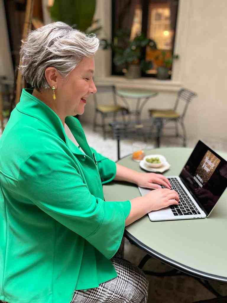 Sabine Gössinger am Laptop