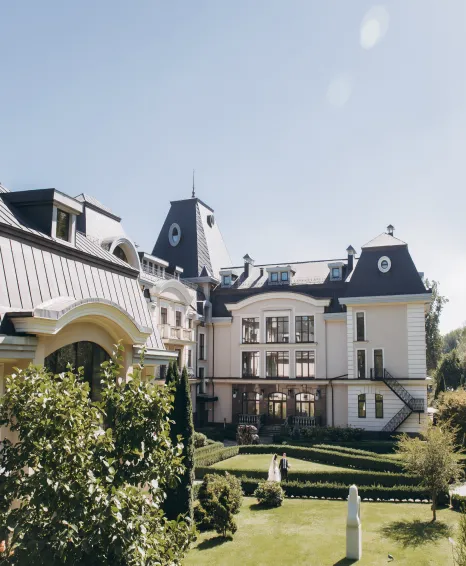 Crown and Country Calgary's luxury home builders