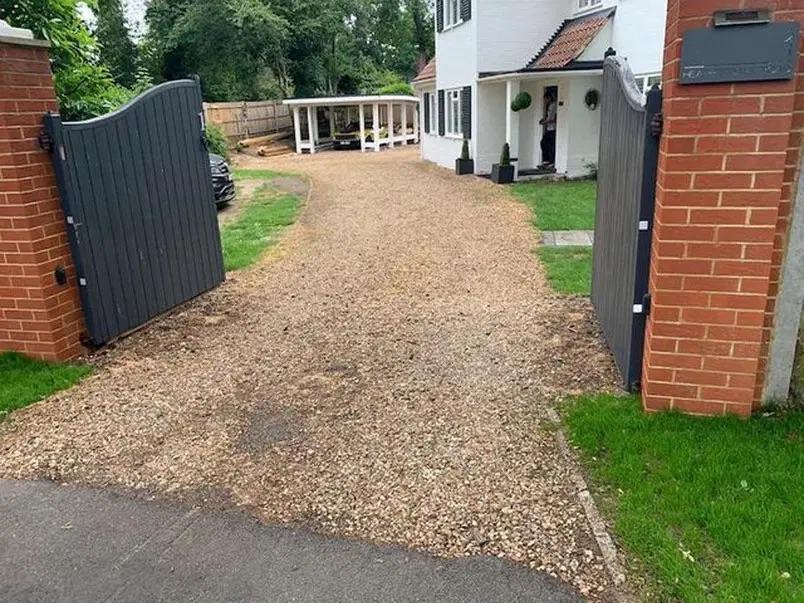 Gravel driveway contractor