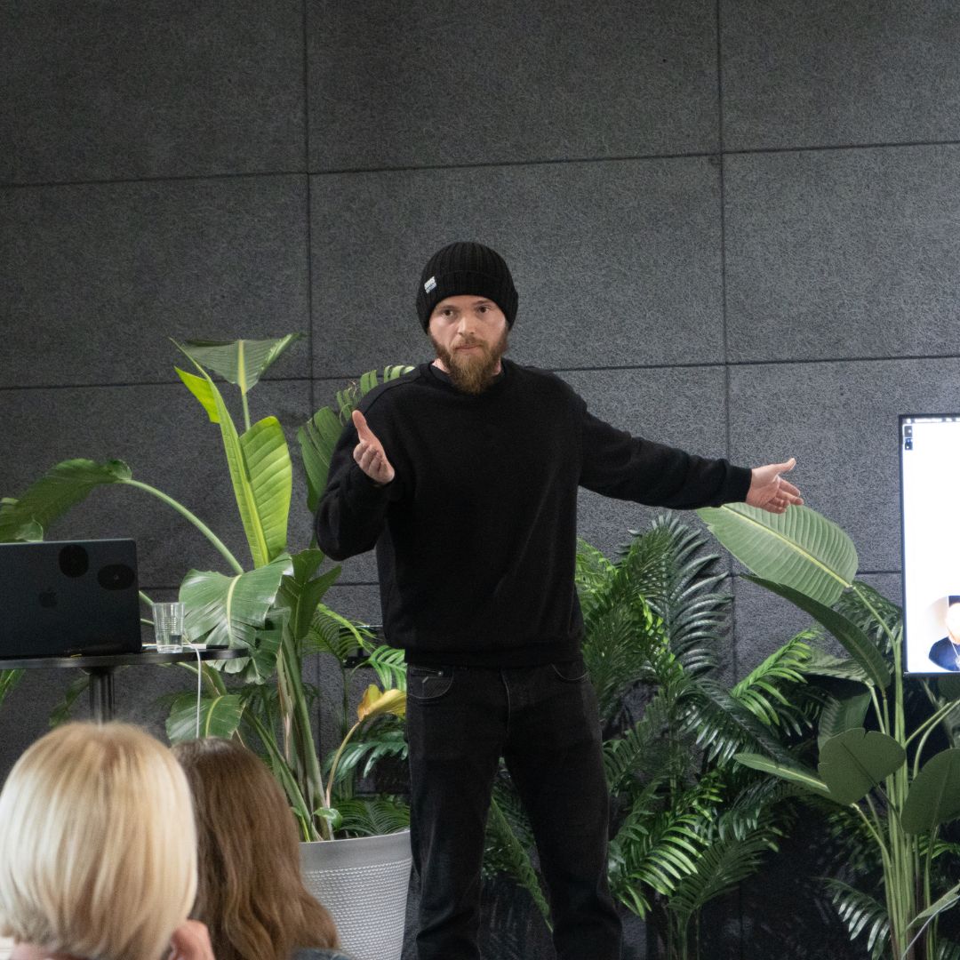 Henry Sims teach entrepreneuers about personal branding in Venice Beach California