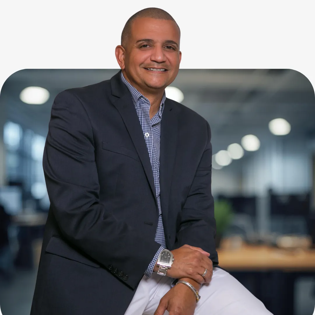 Consultor de negocios trabajando con sistemas y métricas