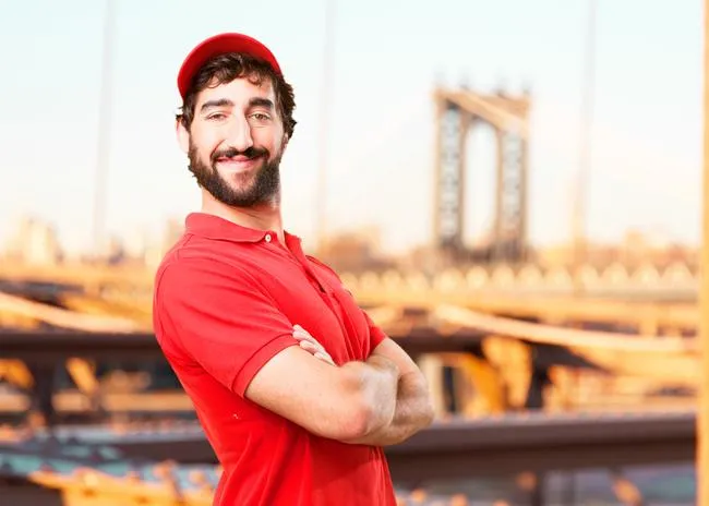 Online Marketing für Handwerker - Zufriedener Dachdecker auf dem Dach