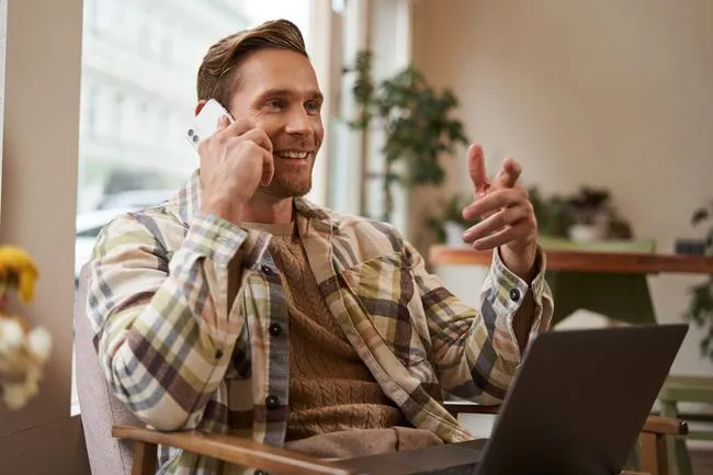 Online Marketing für Handwerker - Handwerker sitzt im Büro