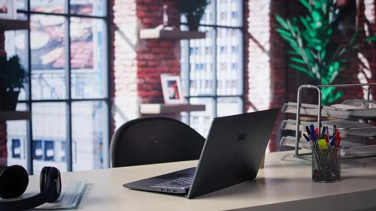 Webdesign für Handwerker - Leerer Arbeitsplatz mit Notebook