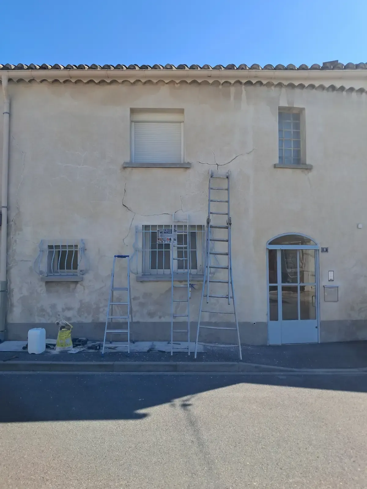 Travaux de préparation et rénovation de façade avec échafaudage dans le Vaucluse