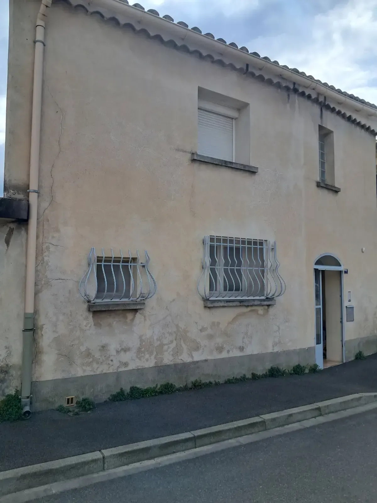 Travaux de rénovation et peinture de façade sur maison individuelle dans le Vaucluse