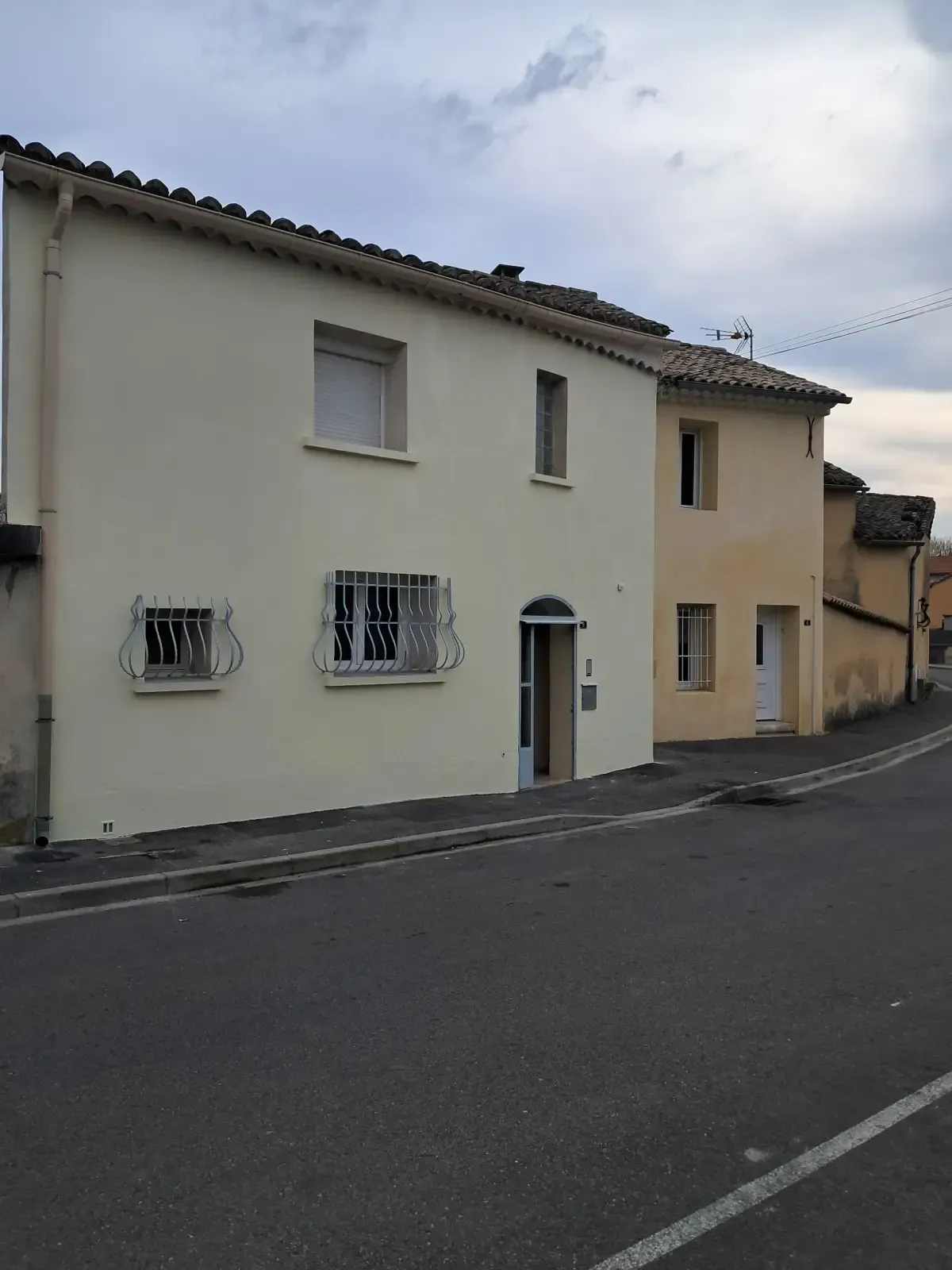 Rénovation de façade avec traitement des murs extérieurs dans le Vaucluse