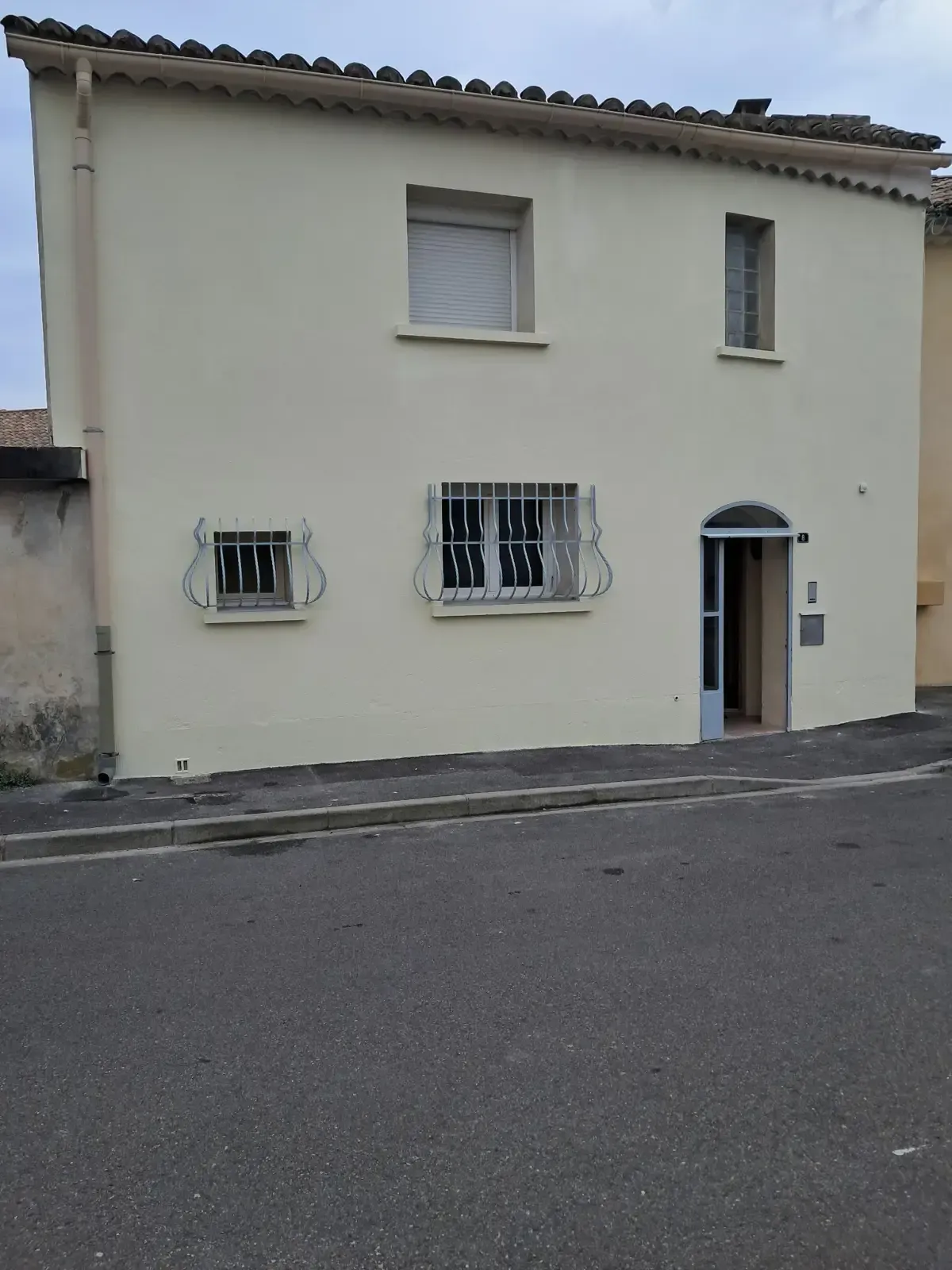 Travaux de rénovation de façade et peinture extérieure sur maison dans le Vaucluse